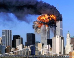 2001年9月11日、旅客機が世界貿易センタービルへ突入したテロ事件が発生