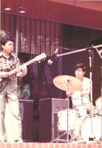 新宿三井ビル５５(ゴーゴー)広場にて 1975年4月20日 全三井音楽祭（落成イベント） 左がモリパパ、右がTYさん 