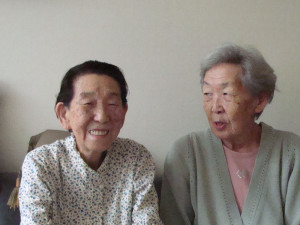 2012年5月30日撮影 駒場の我が家にて（青砥ママは左）