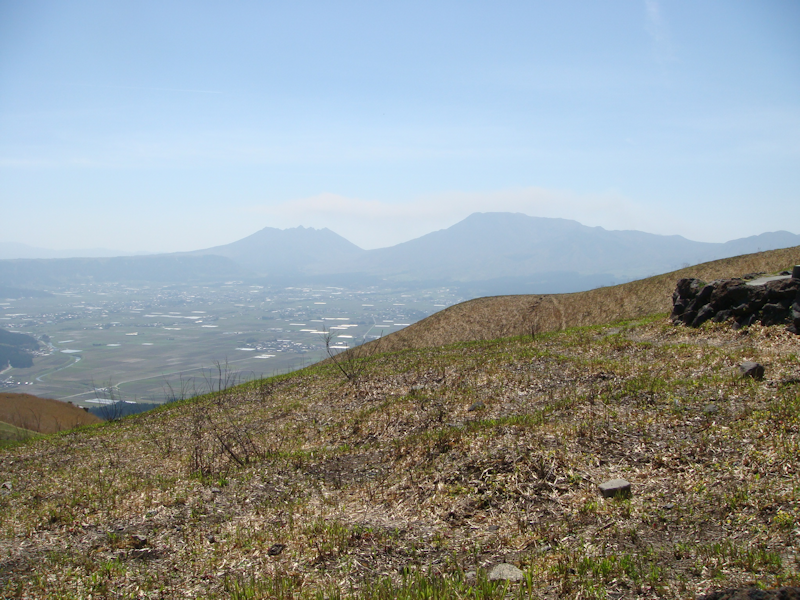 阿蘇・大観峰から阿蘇山を眺望する。噴火の煙が東(右)へたなびいている。