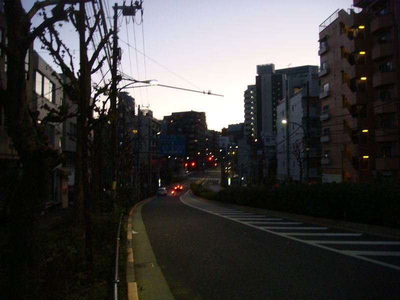 渋谷の空が明るくなってきた 淡島通り。時刻は12月19日AM 6:34